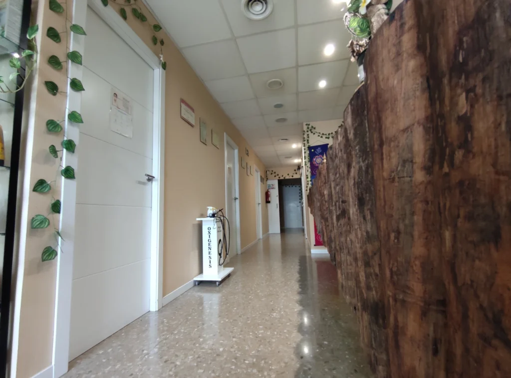 Pasillo de acceso a salas de masaje y tratamientos en Kahuna en Terrassa