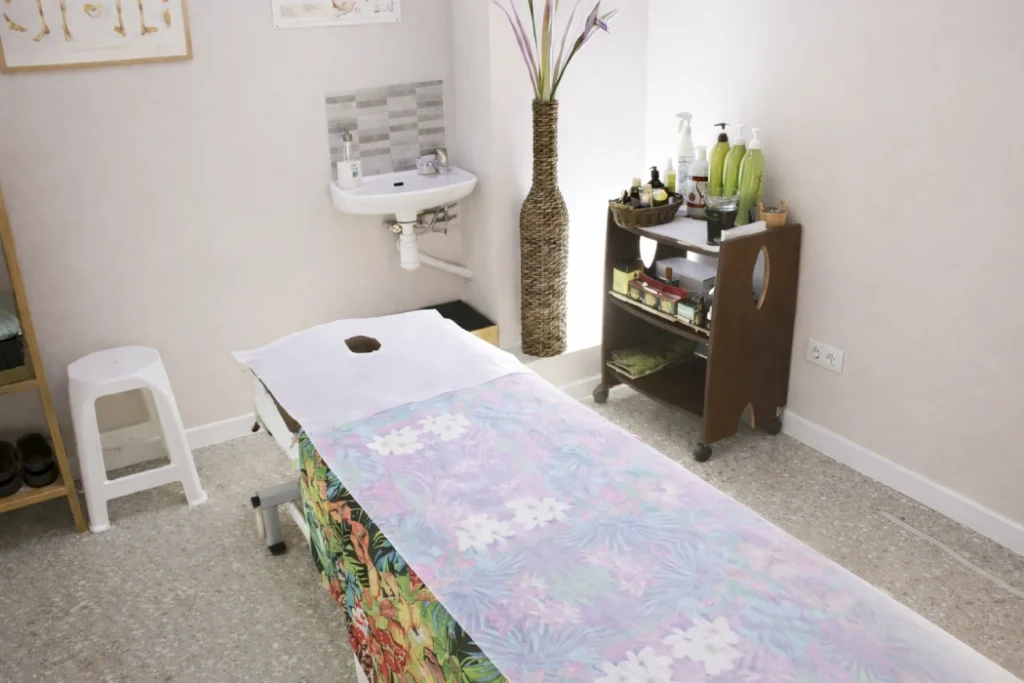 sala de tratamiento para limpieza facial en centro de estética Kahuna en Terrassa